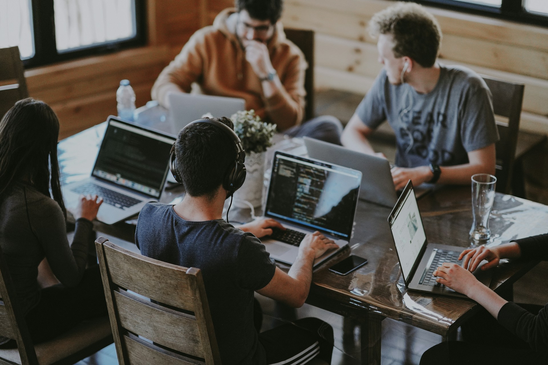 Professionisti collaborano a un progetto software
