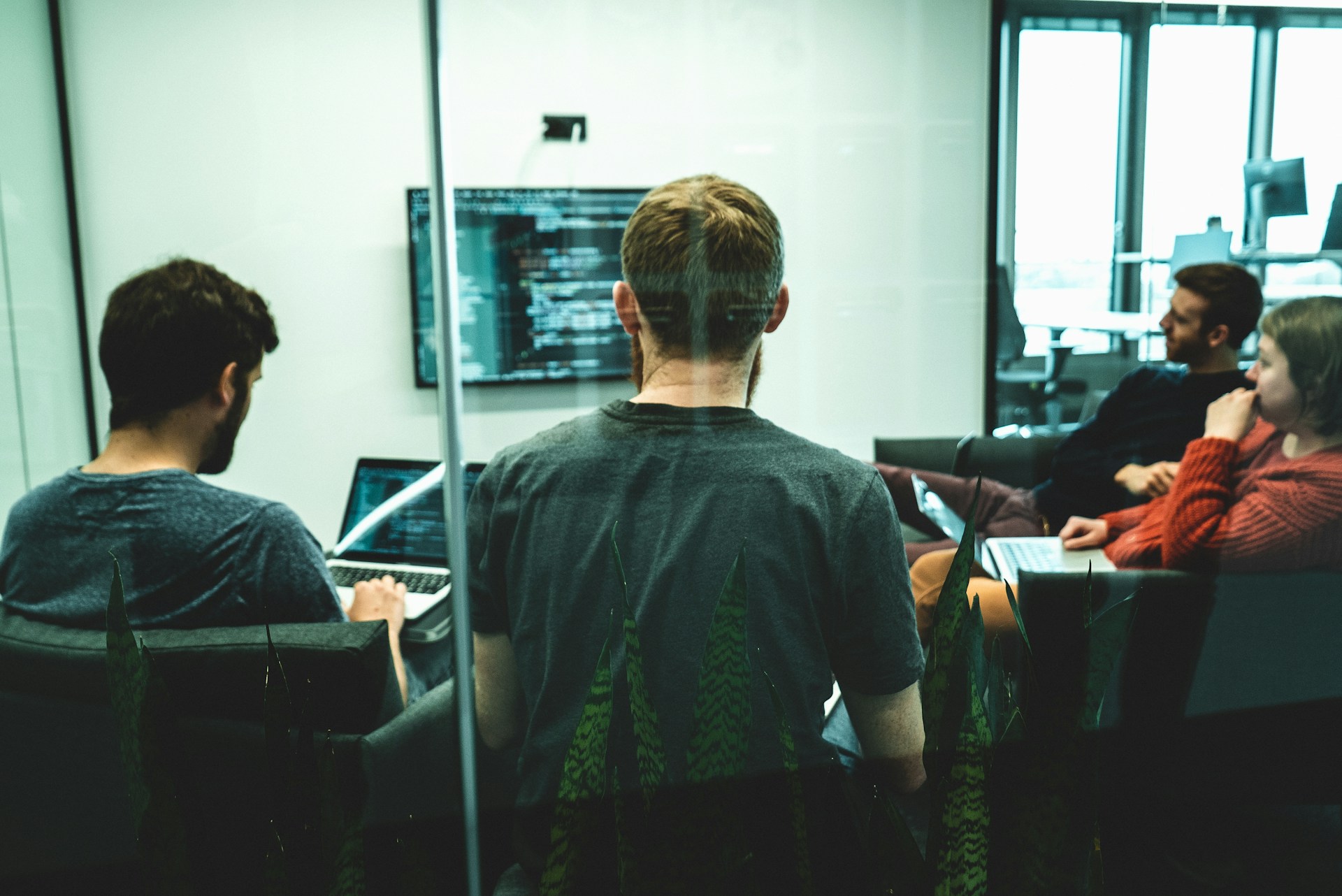 Team al lavoro durante una riunione tecnica.